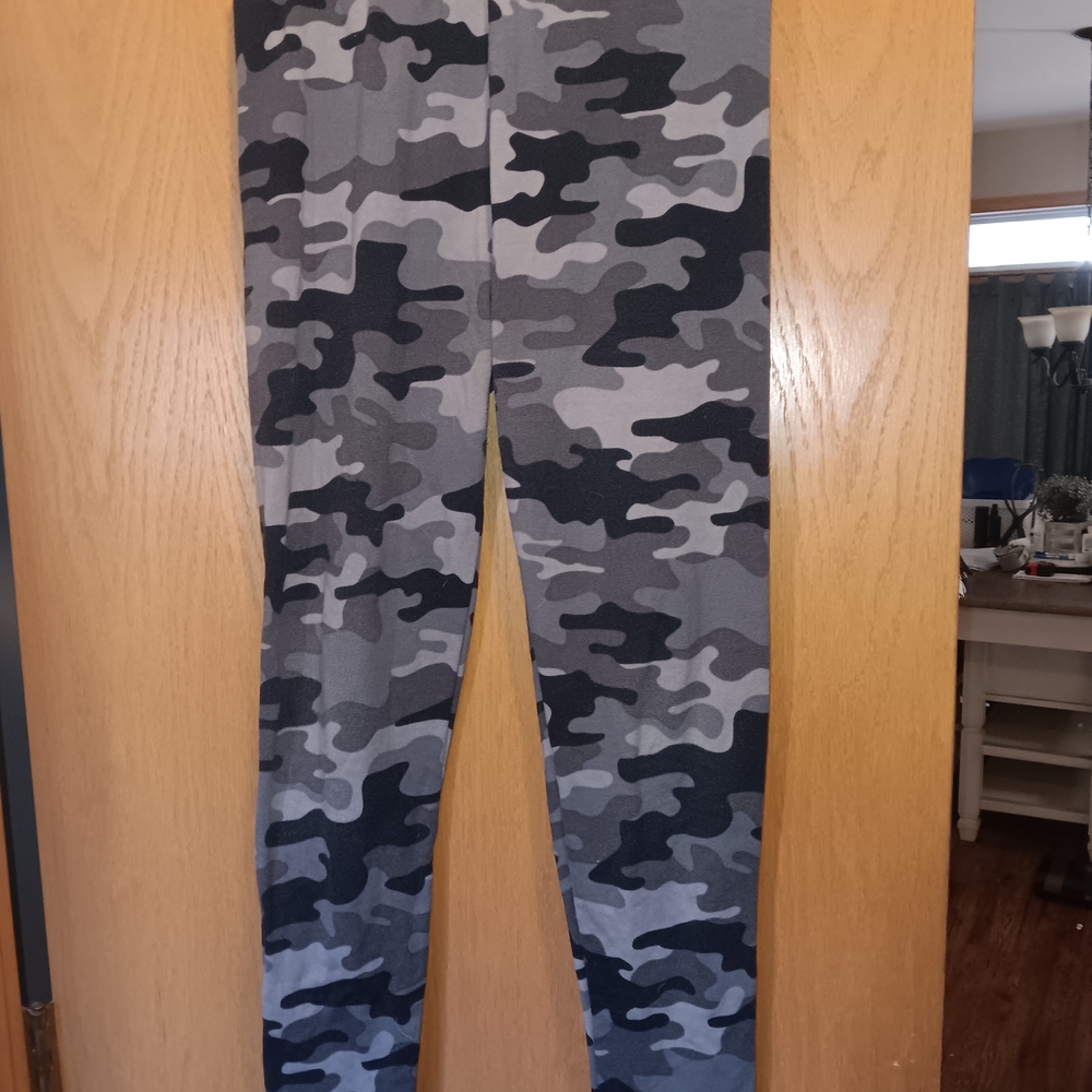 Womens Size Large, Shosho Camo Leggings in Black and Gray